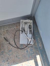 Vit vägglampa med kabel BORTSKÄNKES