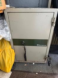 Kassaskåp bortskänkes