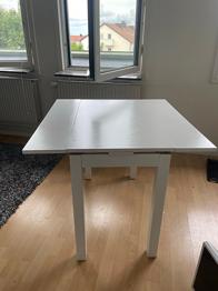 BORTSKÄNKES Litet matbord eller skrivbord