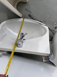 Bortskänkes: Tvättställ med blandare vit samt toalett gustavsberg