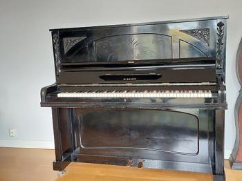 Nystämt piano bortskänkes
