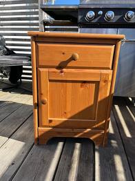 Nattduksbord i trä skänkes mot upphämtning