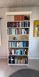 Två vita, rejäla bokhyllor bortskänkes!