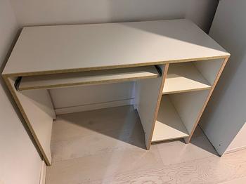 Skrivbord. Skänkes innan 27e