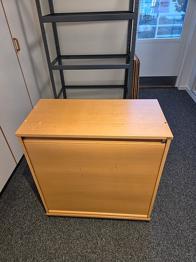 En byrå, en hylla, en whiteboard bortskänkes