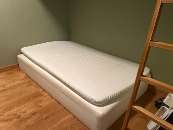 IKEA säng med resårbotten och bäddmadrass vit