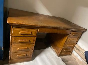 Vintage skrivbord med många lådor – skänkes