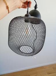 Svart lampa bortskänkes. Fin men lite sned