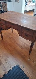 Gammalt skrivbord i furu skänkes