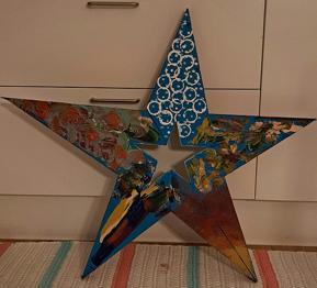 Abstrakt konst på en egentillverkad trästjärna