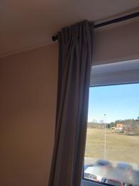 Gardiner och parkett golv bortskänkes