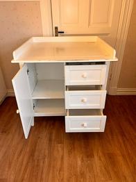 Troll skötbord med förvaring bortskänkes mot avhämtning.