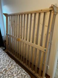 Låg sängstomme med Ikea-madrass 160 cm