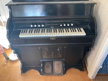 Östlind & Almquist harmonium / tramporgel från tidigt 1900-tal bortskänkes