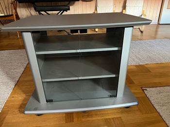 TV-bänk med hjul.