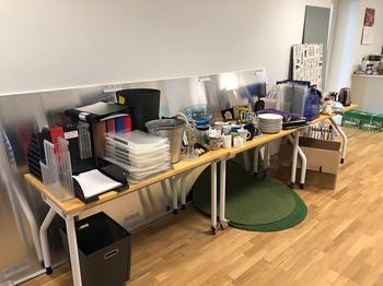 Gardiner, Kontorsmaterial, Tallrikar, Runda mattor, Vattenkokare etc.