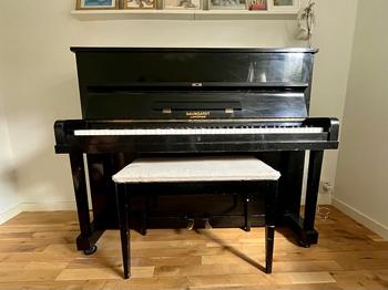 Baumgardt akustiskt piano svart bortskänkes
