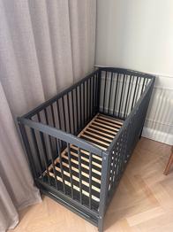 Spjälsäng Little Louie med låda bortskänkes mot avhämtning