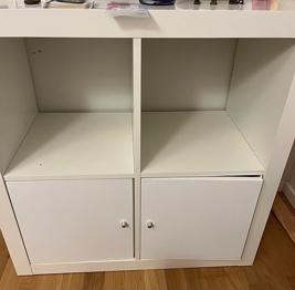 Bortskänkes: Vit IKEA KALLAX hylla med 2 dörrar