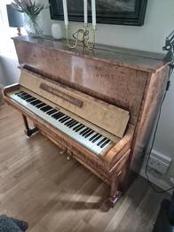 Piano skänkes