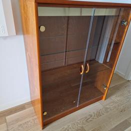 Vitrinskåp m.fl. möbler i samma träslag