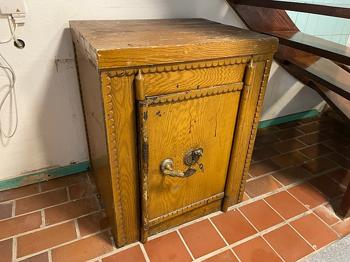 Kassaskåp träinklädd brun