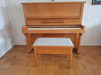 Äldre piano med pall bortskänkes