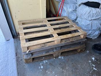 Tre pallar bortskänkes - kom och hämta