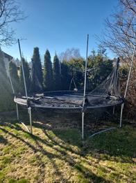 Stor studsmatta bortskänkes