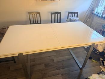Vitt massivt bord i högglans.