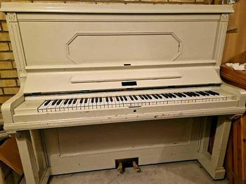 Piano bortskänkes mot avhämtning.