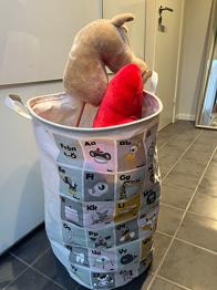 En korg med gosedjur och barnleksaker skänkes!