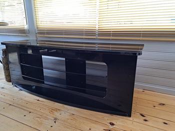Tv-bänk bortskänkes