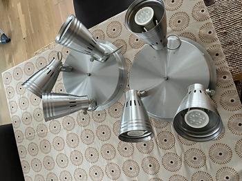 Taklampor bortskänkes.