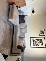 Bortskänkes: 3-sits soffa med divan & kuddar beige