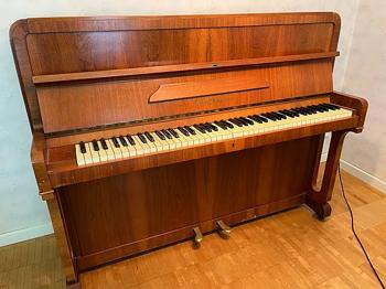Bortskänkes: Zimmerman piano från 1950-talet