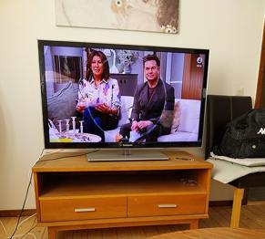 Tv-bänk i Ek skänkes