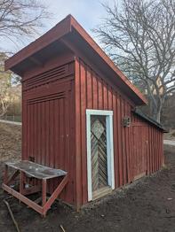 Rött träförråd / bod med pulpettak bortskänkes