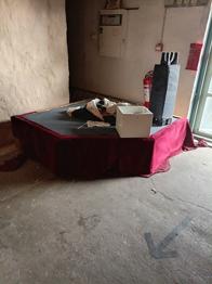 Egenbyggd liten scen BORTSKÄNKES