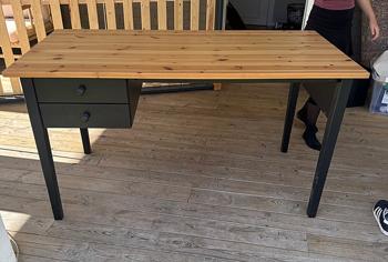 Skrivbord, barnbord samt sängram inklusive madrass BORTSKÄNKES