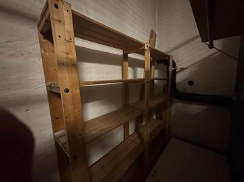BORTSKÄNKES: Trähylla, svart hylla och innerdörr (90cm)