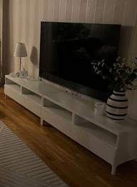 Bortskänkes Tv bänk 2 st med 8 st ben/ fötter medföljer.