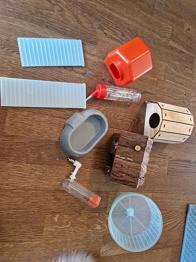 Hus, hjul mm till dvärghamster skänkes