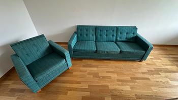 Gammal soffa med fåtölj