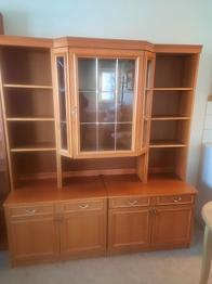 Bortskänkes bokhylla vitrinskåp