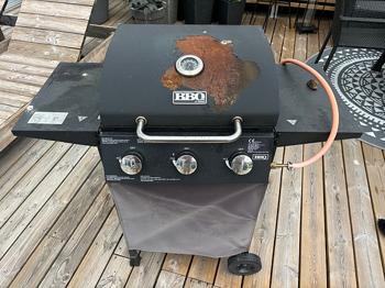 Bortskänkes! BBQ gasolgrill med 3 brännare svart