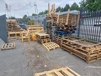 Pallar och trä bortskänkes