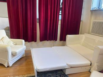 Skön bäddsoffa med passande fåtölj och byrå bortskänkes