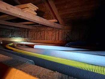 Brädor, träplattor, rör, plastslangar bortskänkes