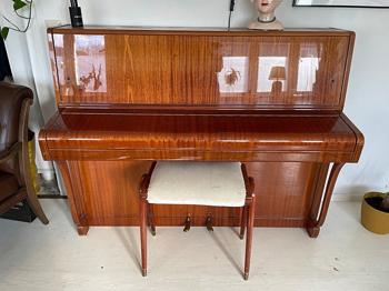 Akustiskt upprätt piano brun träfaner